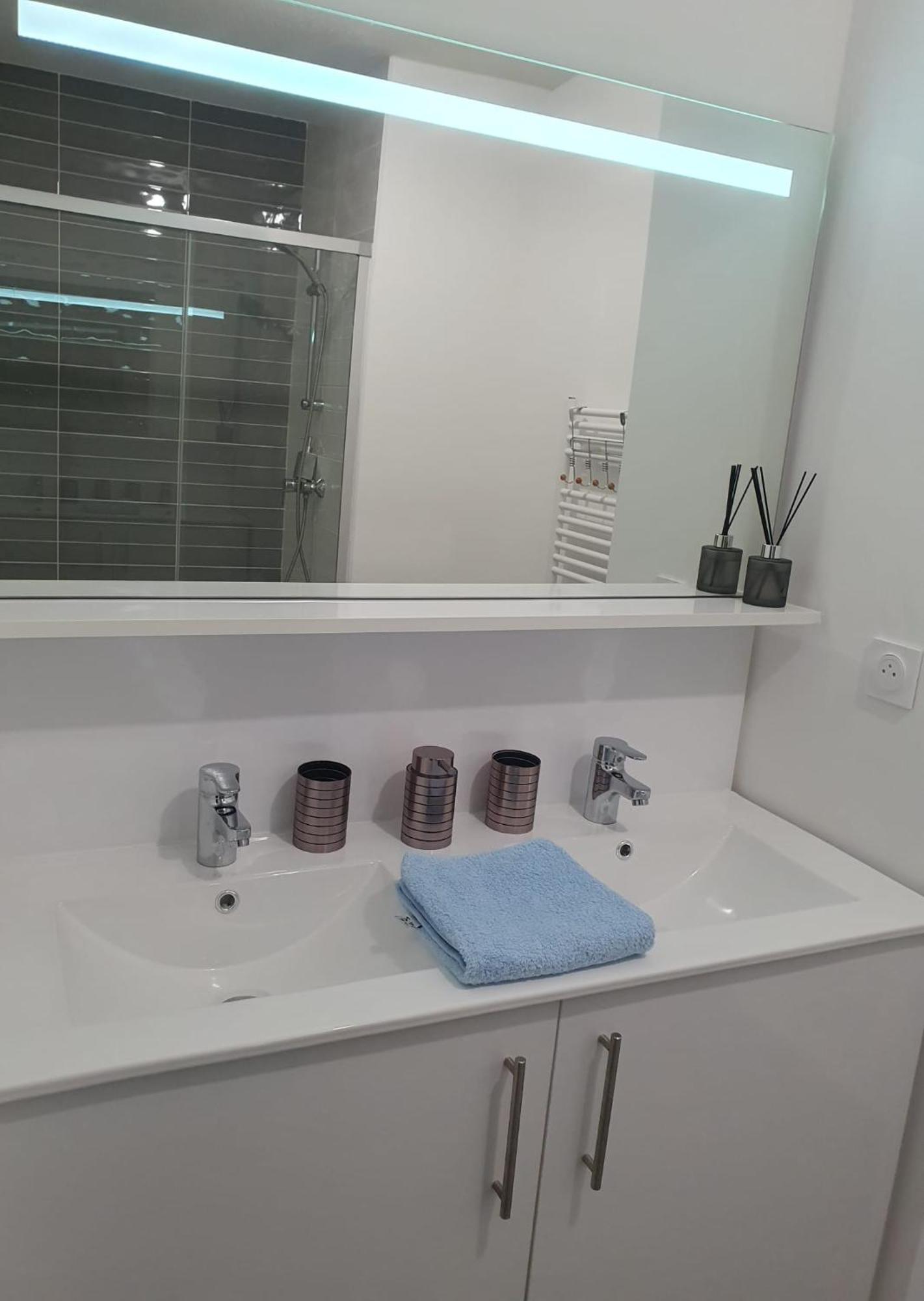 Appartement A Floirac Avec 2 Chambres, Un Parking Prive, Une Terrasse, A 5 Minutes En Voiture De L'Arkea Arena De Bordeaux Exteriér fotografie
